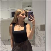 Profesora y niñera en inglés con conocimiento de arte entre mucho más.